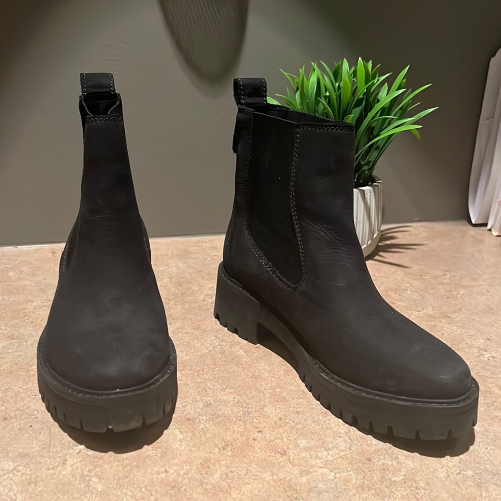 Zero wear and tear. They are too big for me. Sized a 7 but fit like a 7.5.